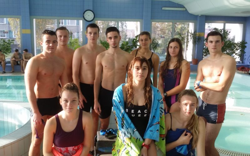 Sztafety pływackie z okazji Narodowego Święta Niepodległości