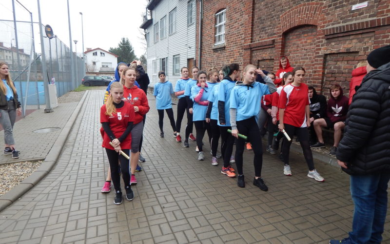 II msc. dziewcząt i chłopców w Mistrzostwach powiatu nyskiego w sztafetowych biegach przełajowych