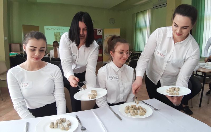 Kurs kelnerski z wicemistrzem Polski kelnerów