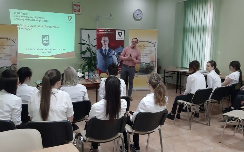 Kolejni uczniowie uczestniczyli w kursie kelnerskim