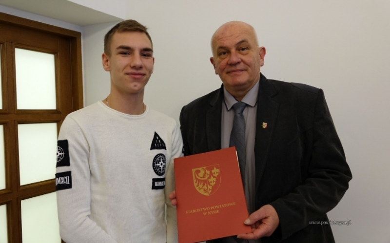 Uczeń Jakub Talarczyk odebrał wyróżnienie od Starosty