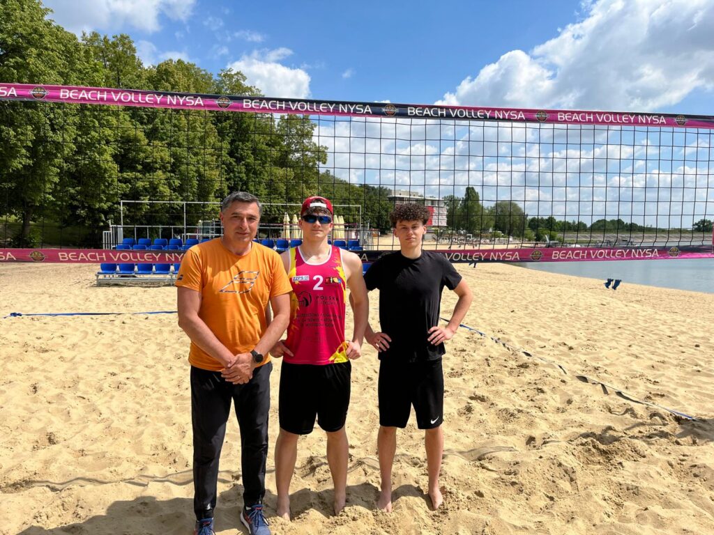 Sukces naszych uczniów w siatkówce plażowej