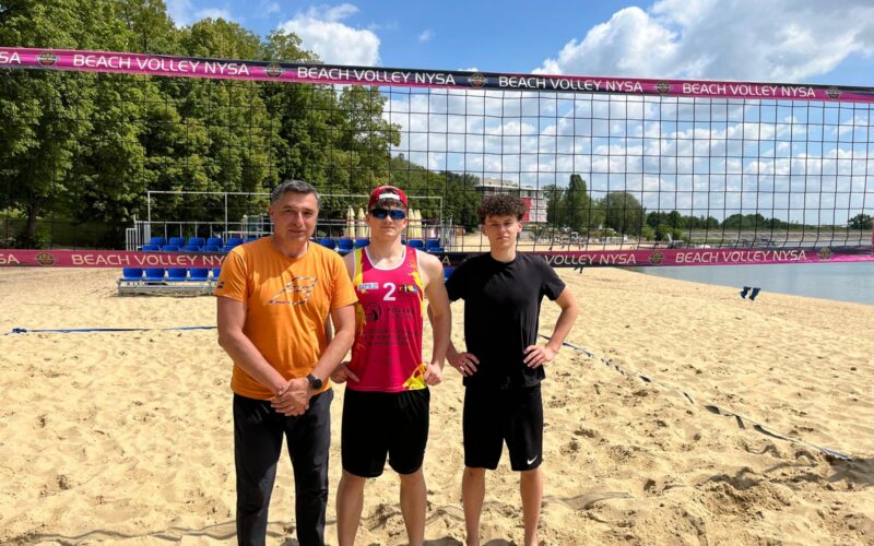 Sukces naszych uczniów w siatkówce plażowej